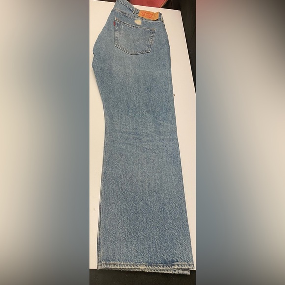 LEVI’S 501 MEN’S ORIGINAL RIPPED JEANS 40WX32L INSEAM 30 INCH MEDIUM WASH - Picture 7 of 16